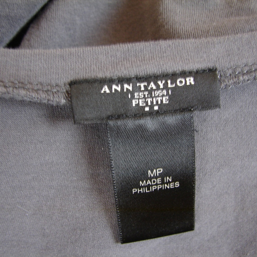 🎶Ann Taylor scalloped sleeveless gray blouse - Picture 5 of 5